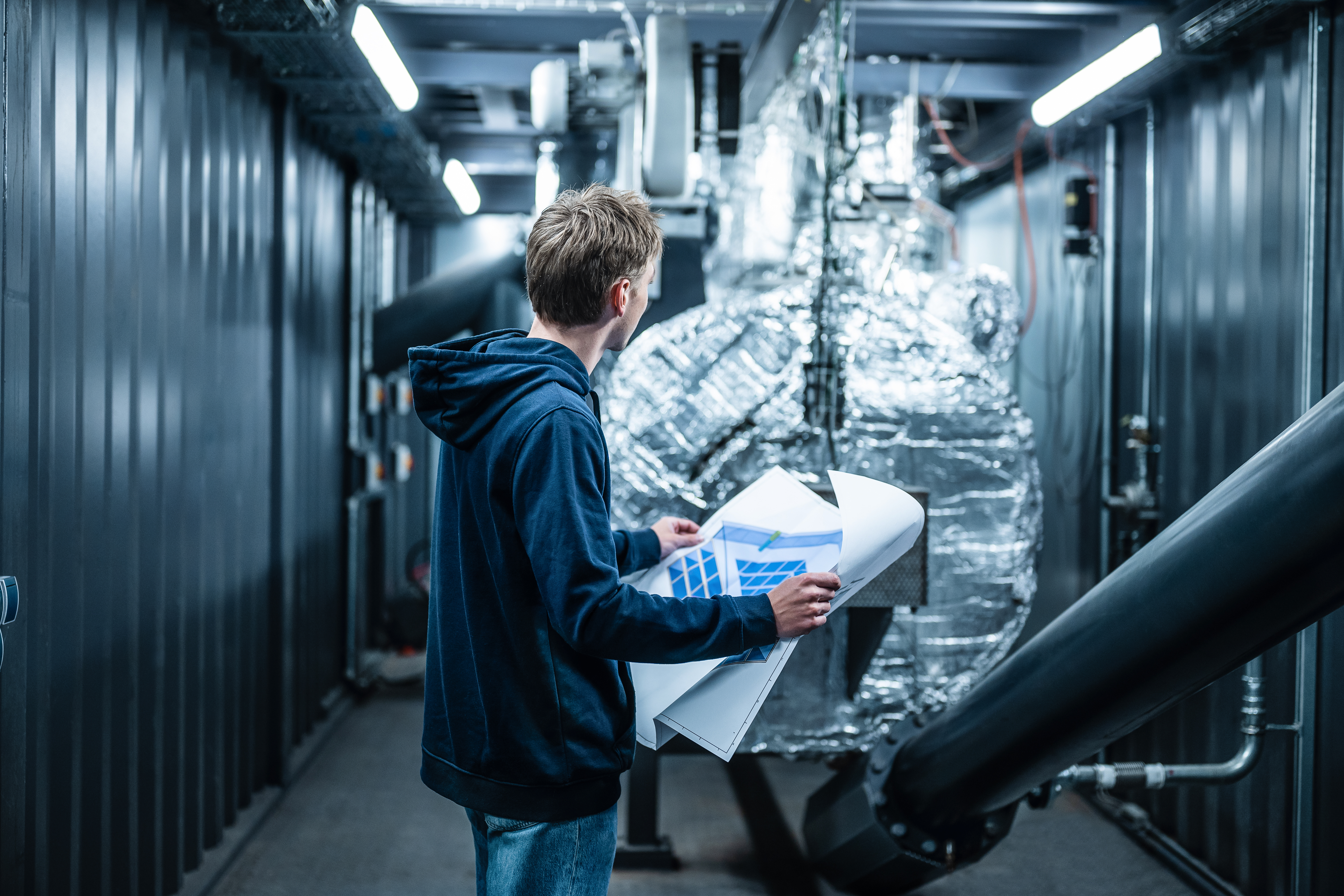 Carbo-FORCE Mitarbeiter mit Plan im Anlagencontainer