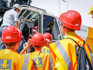 Mit dem Kinderferienprogramm zu Besuch im Werk Aresing 