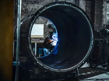 Carbo-FORCE employee welding the pyrolysis plant