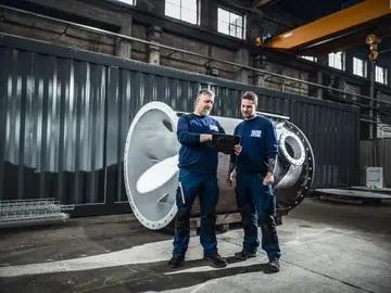 Carbo-FORCE Mitarbeiter in der Produktion im Gespräch.