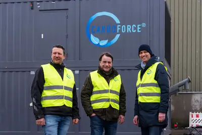 Carbo-FORCE employees in front of the plant in Rendsburg