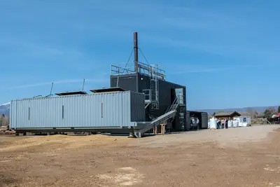 Vor Ort konnte eine Pyrolyseanlage im Einsatz besichtigt werden.
